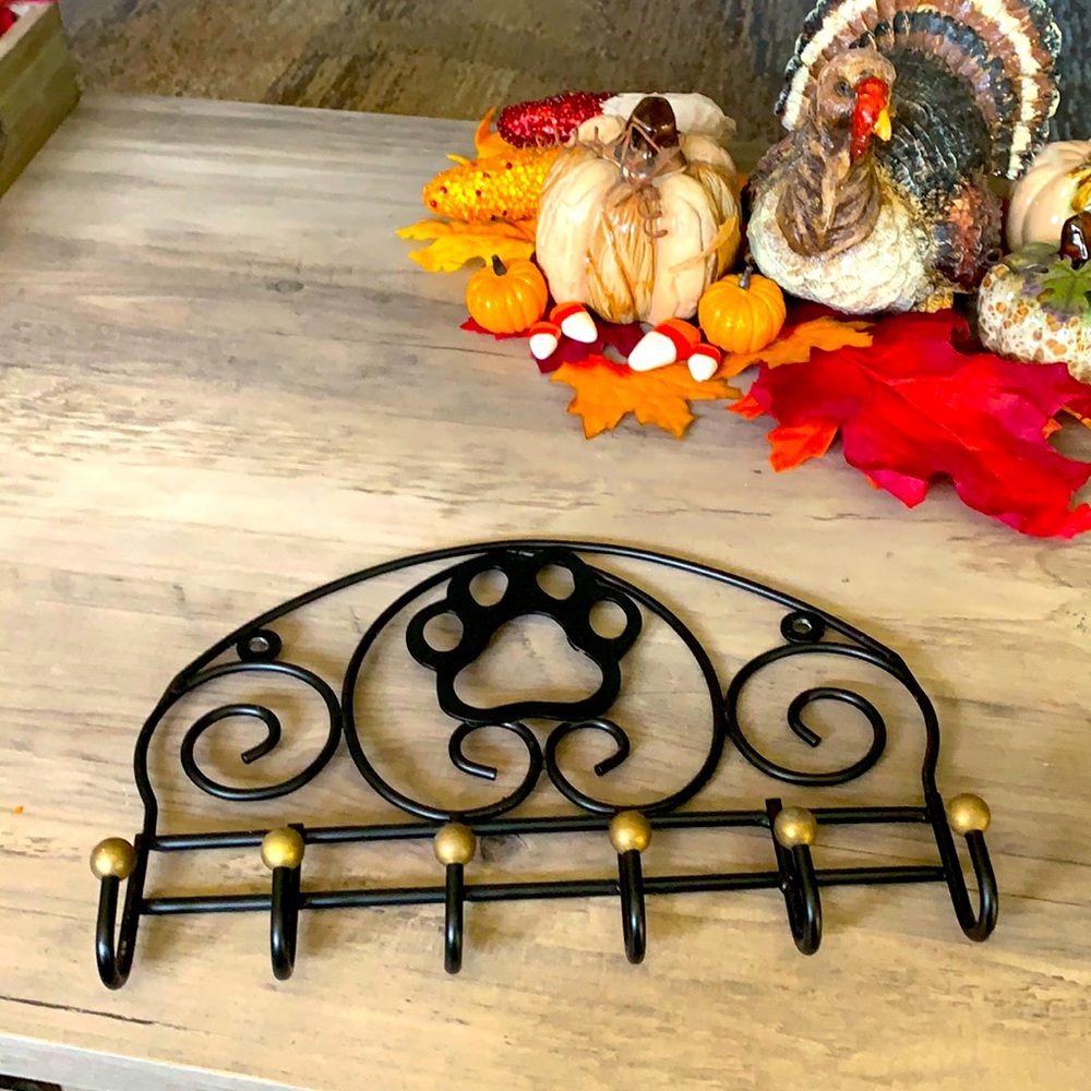 This beautiful wall hook is sturdy and modern looking! Perfect for the dog lover